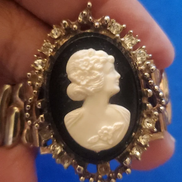 Cameo Bracelet - Picture 3 of 6